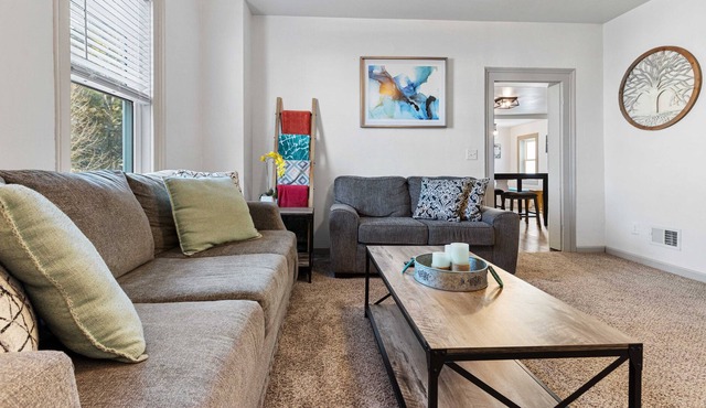 Small Town Retreat- 3br Bright & Stylish Home