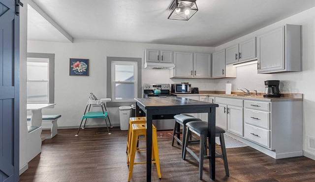 Small Town Retreat- 5br- Movie Theater Room
