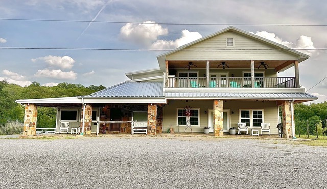 Small town richness at Salt Creek Inn 4 Bed 4 Bath Graham, TX
