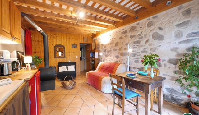 Small traditional mountain cottage, sleeps 2/3, sauna, Gap, Hautes-Alpes