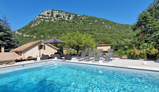 Small vacation home for 4 people. Pets allowed.