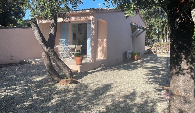 Small villa for 4 with enclosed garden and beach on foot