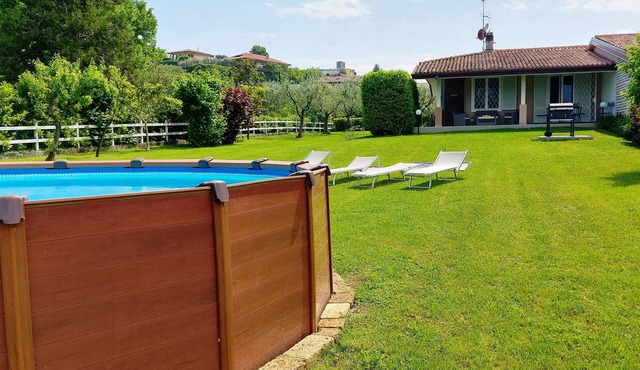 Small villa with private pool and large garden, ideal for stays with dogs.