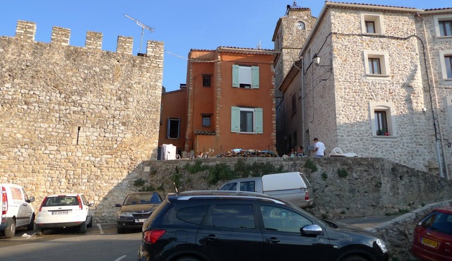 Small village house with terrace in Montmeyan