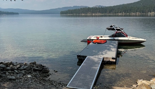 Small waterfront cabin with private dock on beautiful McGregor Lake