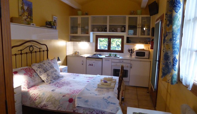 Small well equipped Studio Apartment with Air Conditioning