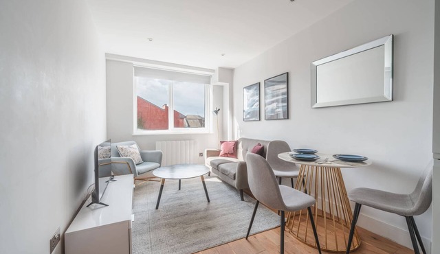 Smart 1 Bed Apartment in Eastleigh Town Centre