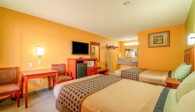 Smart 4-Room Escape w/2 Full Beds & Easy Access to Local Attractions