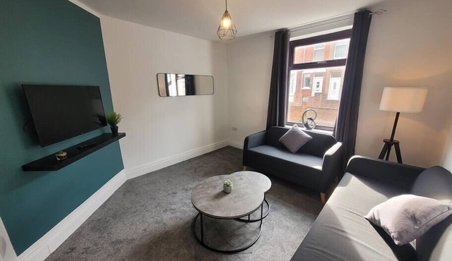 Smart 6 Bed House -Wifi -Yard -Nr Bus Stop & Train