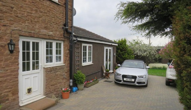 Smart and welcoming 1 bedroom annex, with on-site parking