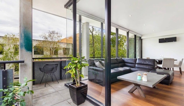 Smart Apartment in Elegant Suburb Close to City