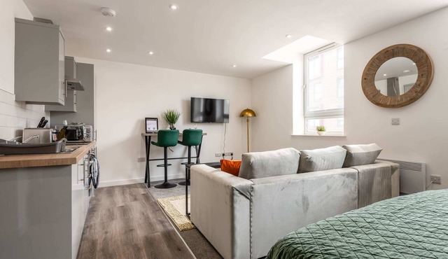 Smart Central Rotherham Studio - Sleeps 4