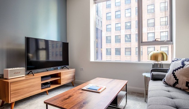 Smart Loop Studio w/Pool, Gym, nr. Merchandise Mart & L, by Blueground