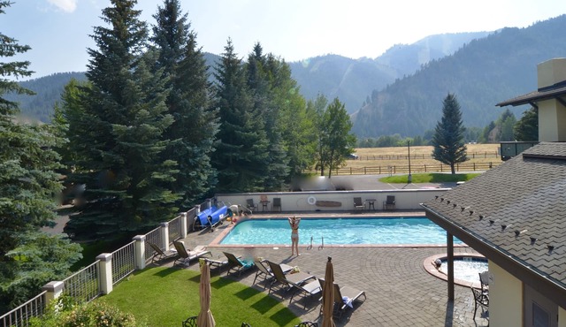 Smart Sun Valley location! Year-round heated pool & spa. Walk to town & lifts.