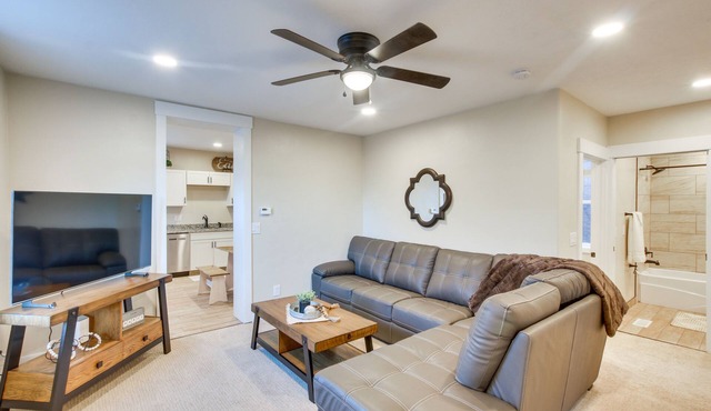 Smart TV + Central A/C! Stylish Logan Retreat