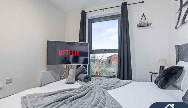 Smart TV | Free Parking | Short walk to Bullring