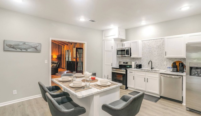 Smart TV + Spacious Yard: Peaceful Pope Retreat