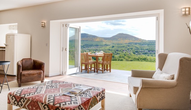 SMIDDY - a superb new barn conversion with outstanding views, Wifi, sleeps 4