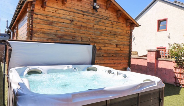 SMIDDY BOTHY, romantic, with hot tub in Edzell