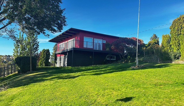 Smile at Big Red: a family friendly property with a stellar view. Sleeps 6.