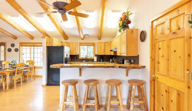 Smiley Creek Log Cabin: Idyllic Location with Lakes, Hiking & Winter Sports