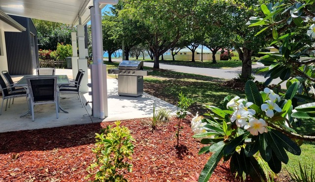 SMILEY'S BEACH HOUSE. nOcean Views 100m to Water Walk to everything.