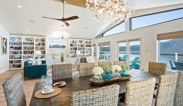 Smiling Otter Retreat! Large Lakefront Luxury House.Pool.Spa.Game Room.Pets