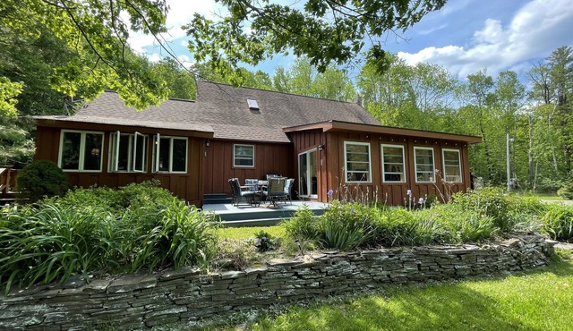 Smiling Pines - Unique getaway - private pond, kayaks, fire pit, king bed