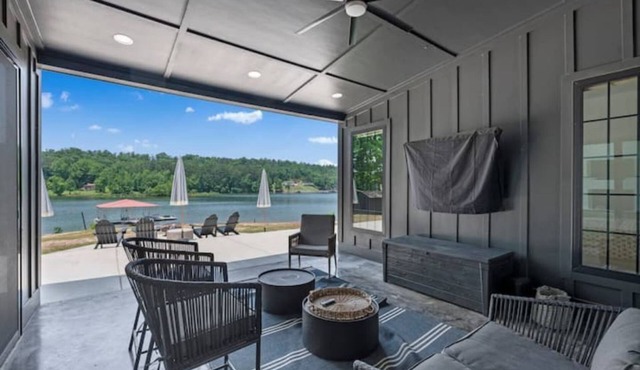 Smith Lake Luxury - with Hot Tub