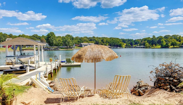 Smith Mountain Lake Retreat w/Private Beach!