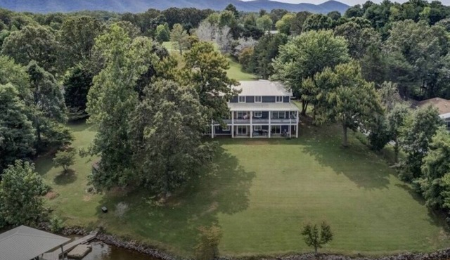 Smith Mountain Lake luxury, Dog-friendly, WIFI, pooltable, hot tub, kayaks, dock