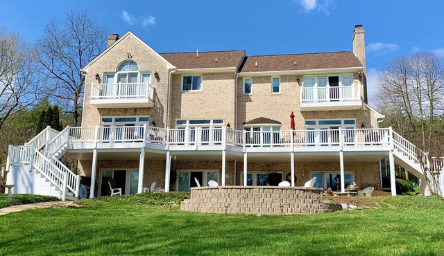 Smith Mountain Lake Waterfront Stunning Hot Tub Kayaks Paddle Boards Pedal Boat