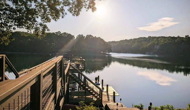 Smith Mountain Sunrise: Waterfront Party Deck, Great Water Views, Pet Friendly