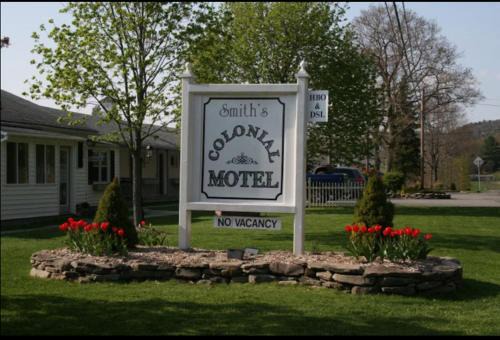 Smith's Colonial Motel