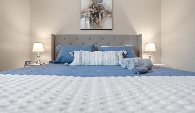 Smithson Getaway-Wi-Fi|King Bed | Desk | Private Bath in Each Room