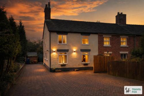 Smithy Bank Cottage - with free parking!