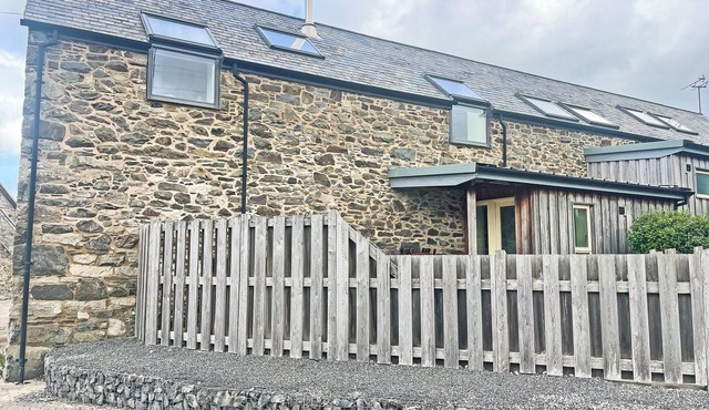 Smithy Barn - HW7592