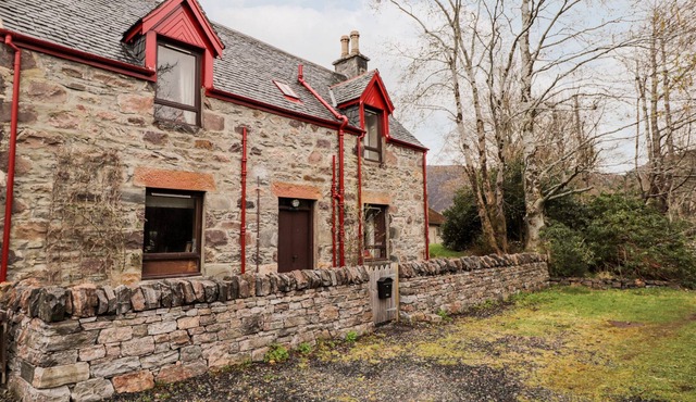 SMITHY COTTAGE, family friendly, with open fire in Kinlochewe