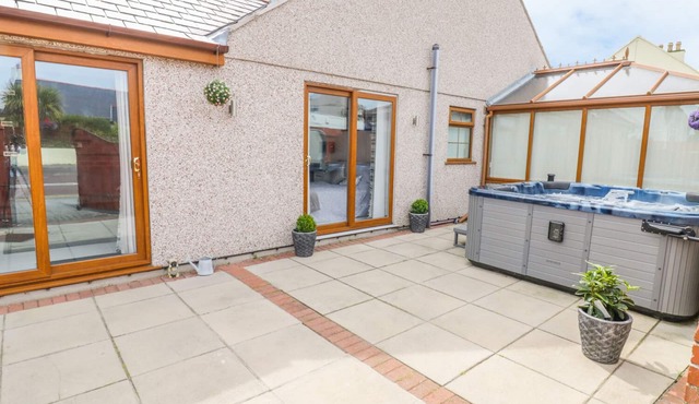 SMITHY COTTAGE, pet friendly, with hot tub in Cemaes Bay