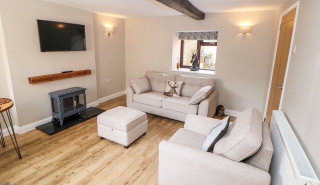 SMITHY COTTAGE, pet friendly, with a garden in Chesterfield