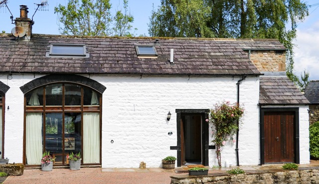 SMITHY COTTAGE, pet friendly, luxury holiday cottage in Long Preston