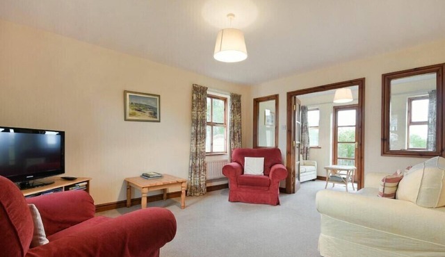 SMITHY COURT, family friendly, country holiday cottage in Craster