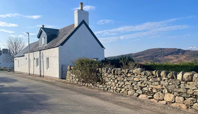 Smithy House - Village Centre Stay near NC500