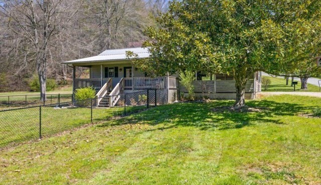 Smoky Cove: Gorgeous, Pet Friendly Cabin located only 1 mile from Gatlinburg City limits!