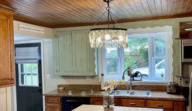 SMOKE FREE Cottage on Chatham quiet, peaceful, business travelers welcome
