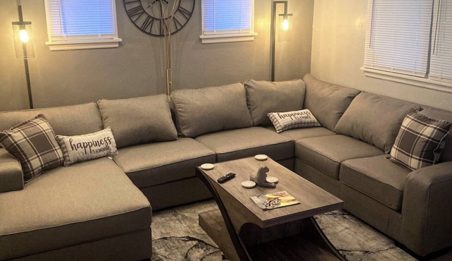 Smoke Free!The Rock House Bnb, StL. Centrally Located + Park. 8 person Max!