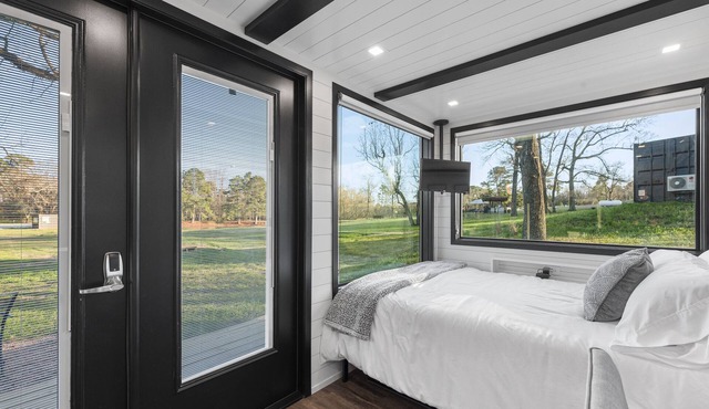 Smoke Shack-2 mins to Lake Conroe! Rooftop deck, Heated Pool, Fire Pit