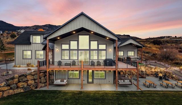 Smokey Bear Lodge - Private Pool, Sports Court, Theater (Sleeps 42)