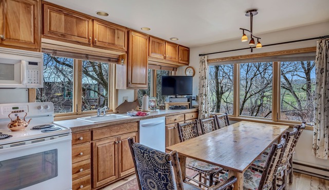 Smokey - Gorgeous cabin right on the Elk River