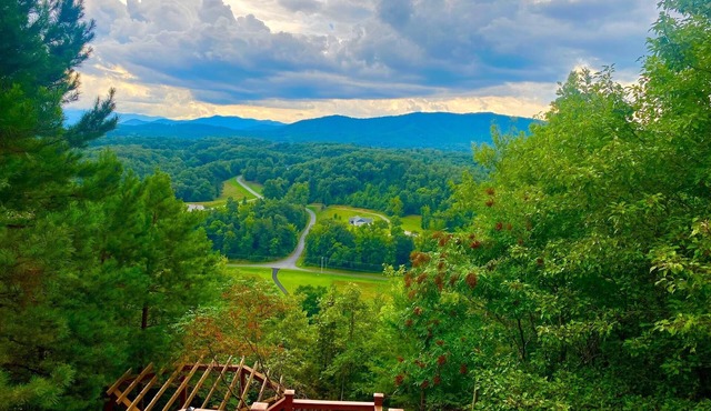 Smokey Mountain Dreaming - mountain views, hot tub & much more!